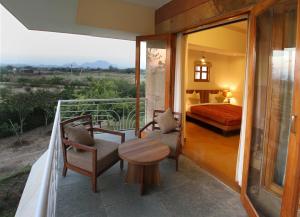 The Chitvan Resort的阳台或露台