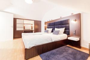 a large bedroom with a large bed and a mirror at Appartement mit Dachterrasse und Schloßblick in Heidelberg +28 photos