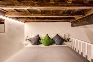 ローマにあるMalpasso Suiteのベッドルーム(緑の枕が付く白いベッド付)