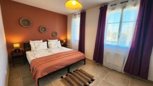 a bedroom with a bed with red walls and windows at La maison des Vignes est climatisée avec ménage, draps et serviettes inclus in Tabanac