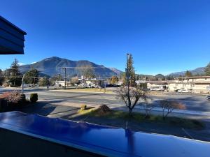 a view of a street with mountains in the background at Rychter Hotel Hope in Hope