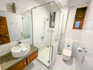 a bathroom with a sink and a shower and a toilet at Windsor in Kandy