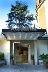 un bâtiment d'hôtel avec un panneau qui lit la musique cubique de l'hôtel dans l'établissement Hotel Delle Muse, à Rome