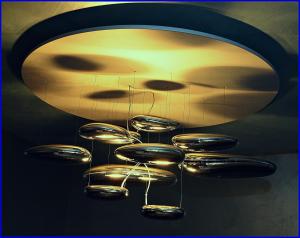 una lámpara de araña colgando del techo en Hotel Meeting, en Ciampino