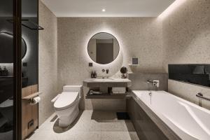 ein Badezimmer mit Badewanne, Toilette und Waschbecken in der Unterkunft Hotel UKETAMO in Taipeh + 62 Fotos