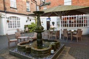 เลานจ์หรือบาร์ของ Best Western Lichfield City Centre The George Hotel