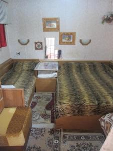 ヴェリコ・タルノヴォにあるDiana Guesthouseのベッド2台とデスクが備わる客室です。