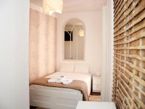 Uma cama ou camas num quarto em Fullest Apartments