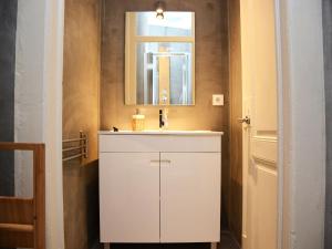 Uma casa de banho em Fullest Apartments