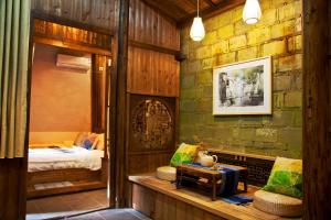 una camera con un letto in camera di WuYuan QiYe YanXiang Guesthouse a Wuyuan