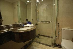 a bathroom with a sink and a shower and a toilet at Al Aqeeq Al Rawda Hotel by Abu Al Joud in Al Madinah