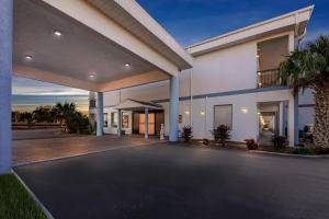 a large white house with a driveway at Quality Inn Weeki Wachee - Spring Hill in Weeki Wachee