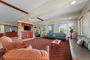 a large living room with couches and a tv at Quality Inn Weeki Wachee - Spring Hill in Weeki Wachee