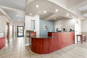 a lobby with a bar in the middle of a room at Quality Inn Weeki Wachee - Spring Hill in Weeki Wachee +35 photos