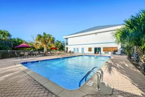 a swimming pool in front of a building at Quality Inn Weeki Wachee - Spring Hill in Weeki Wachee