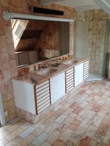 een badkamer met 2 wastafels en een grote spiegel bij Country B&B Horsens in Horsens