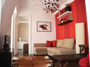 Uma área de estar em Fullest Apartments