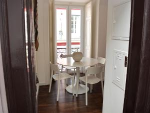 Uma área de estar em Fullest Apartments