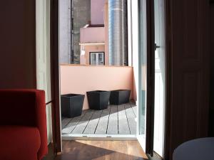 Uma área de estar em Fullest Apartments