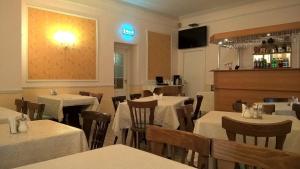 TV a/nebo společenská místnost v ubytování Central Hotel