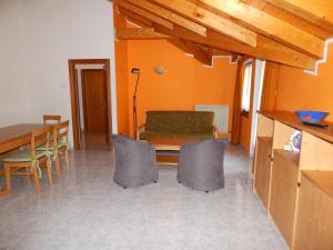 een woonkamer met een tafel en een eetkamer bij Residence Vittoria in Pinzolo