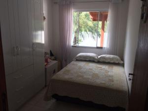 a small bedroom with a bed and a window at Casa paraíso estaleirinho Balneário Camboriú in Balneário Camboriú