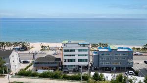 a view of a building and the beach at Yangyang Verit Pension in Yangyang