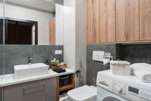 Phòng tắm tại Stylish Studio in Ożarów Mazowiecki with Balcony by Noclegi Renters