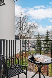 Ban công/sân hiên tại Stylish Studio in Ożarów Mazowiecki with Balcony by Noclegi Renters