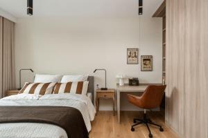 Giường trong phòng chung tại Stylish Studio in Ożarów Mazowiecki with Balcony by Noclegi Renters