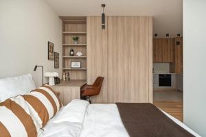 Giường trong phòng chung tại Stylish Studio in Ożarów Mazowiecki with Balcony by Noclegi Renters +6 ảnh