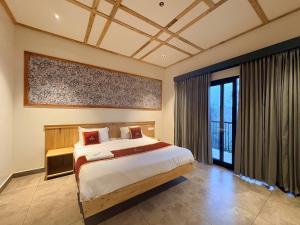 a bedroom with a large bed and a large window at Camplights Stays in Tariyod