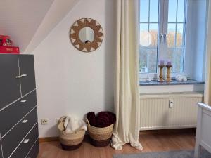 a room with a window with baskets and a mirror at Stilvolle, ruhige Wald-FeWo - Kaminofen, Dachterrasse, hundefreundlich in Remscheid +31 photos