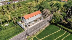 an overhead view of a building and a road at Didi Apartment Seseh in Munggu