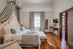 A bed or beds in a room at Sperveri Boutique Hotel