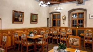 a dining room with wooden tables and chairs at Altstadthotel Bräuwirt in Weiden