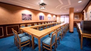 a conference room with a long table and chairs at Altstadthotel Bräuwirt in Weiden