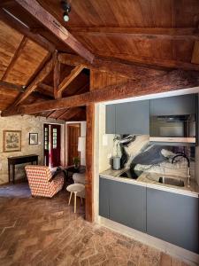 a living room with a kitchen with a sink at Quinta da Boa Viagem in Viana do Castelo