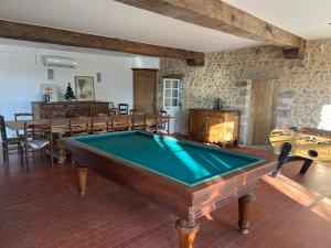 a room with a pool table and a dining room at Le Champ Du Possible - Grande maison de caractère rénové pour famille et groupe in Uxeau