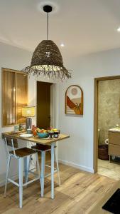 a kitchen with a table and a chandelier at Casa Alba in Saint-Chamond