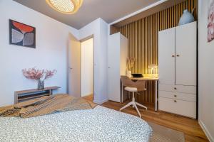a bedroom with a bed and a desk at Disney 12 min - Gare 5min à pied - Self check-in in Esbly