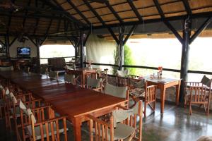 ห้องอาหารหรือที่รับประทานอาหารของ Mondjila Safari Camp