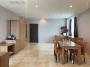 a dining room with a table and chairs at Manna Hotel Pematangsiantar in Pematangsiantar