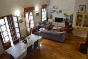 a living room with a couch and a table at Apartamento Belmecher in Estella