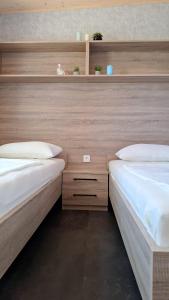 two beds sitting next to each other in a room at Mobile home Clara in Drage