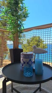 a table with a bird sitting on top of it at Mobile home Clara in Drage
