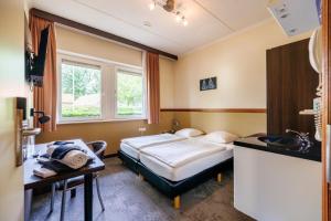 a hotel room with a bed and a sink at Hotel Frans op den Bult in Deurningen +45 photos