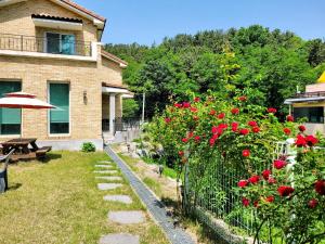 a house with a garden with red roses at 대전 SJ Haus in Daejeon