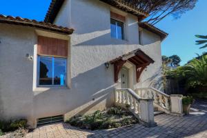 a house with a staircase leading to the front door at Maison Gecko - Proche de la plage in Cavalaire-sur-Mer
