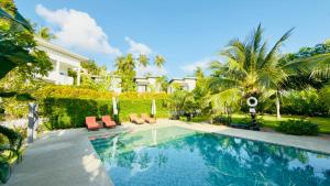 a swimming pool in front of a house at Naiwok Hills Resort in Haad Pleayleam